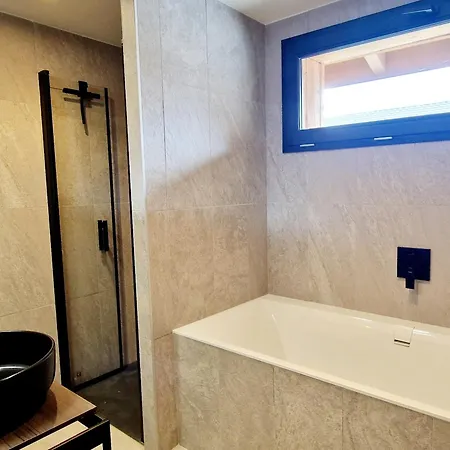 De Gamme Avec Sauna, Et Parking Proche Des Pistes - Fr-1-755-30 Chalet *